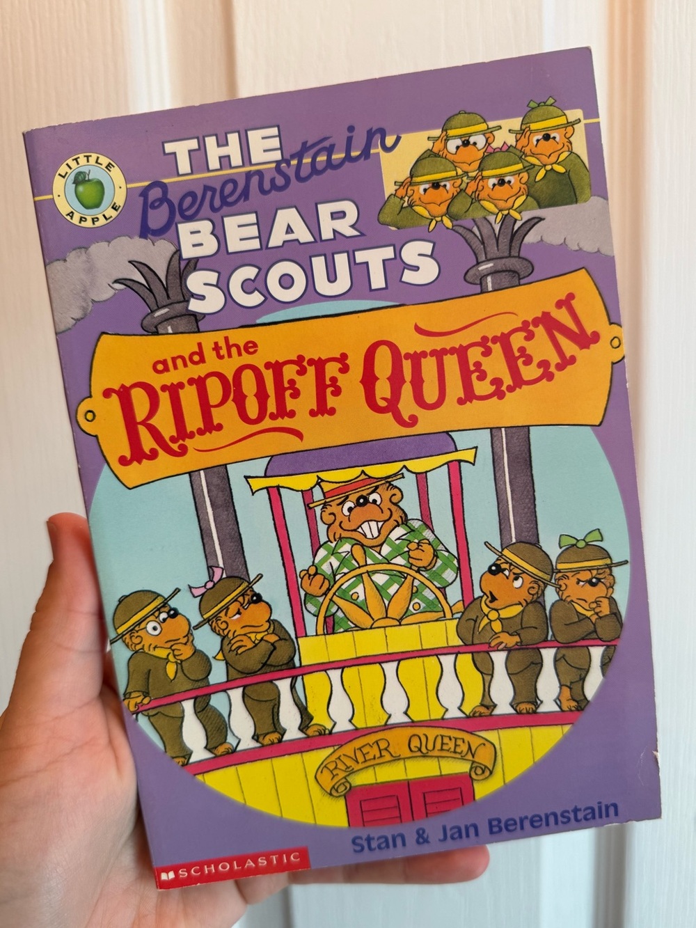 Chapter book - The Berenstain Bear Scouts and the Ripoff Queen